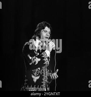 Der griechisch-deutsche Schlagersänger Costa Cordalis auf der Bühne, vermutlich bei der Show 'ein Kessel Buntes' im Ost-Berliner Friedrichstadt-Palast im März 1976. Stockfoto