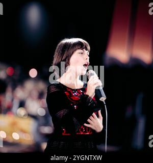 Die französische Sängerin Mireille Mathieu bei ihrem ersten Konzert im geteilten Deutschland (erst 1967 in der BRD) in der DDR im Friedrichstadtpalast, Ost-Berlin 1966. Stockfoto