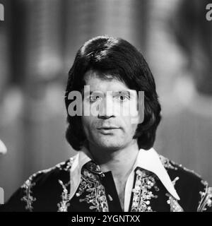 Der griechisch-deutsche Schlagersänger Costa Cordalis beim Fotoshooting, vermutlich am Rande seines Auftrittes bei der Show 'ein Kessel Buntes' im Ost-Berliner Friedrichstadt-Palast im März 1976. Stockfoto