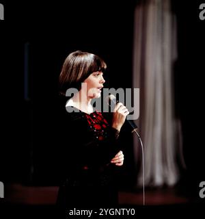 Die französische Sängerin Mireille Mathieu bei ihrem ersten Konzert im geteilten Deutschland (erst 1967 in der BRD) in der DDR im Friedrichstadtpalast, Ost-Berlin 1966. Stockfoto