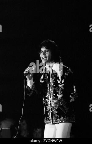 Der griechisch-deutsche Schlagersänger Costa Cordalis auf der Bühne, vermutlich bei der Show 'ein Kessel Buntes' im Ost-Berliner Friedrichstadt-Palast im März 1976. Stockfoto