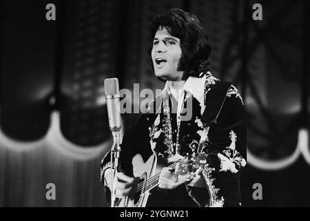 Der griechisch-deutsche Schlagersänger Costa Cordalis auf der Bühne, vermutlich bei der Show 'ein Kessel Buntes' im Ost-Berliner Friedrichstadt-Palast im März 1976. Stockfoto