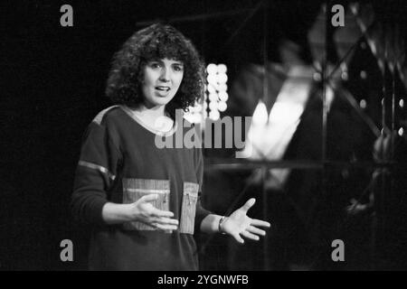 Die deutsche Schlagersängerin Monika Herz im Studio in Ost-Berlin (?), DDR um 1975. Stockfoto