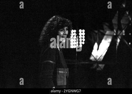 Die deutsche Schlagersängerin Monika Herz im Studio in Ost-Berlin (?), DDR um 1975. Stockfoto