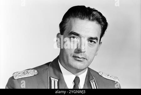 Der deutsche Militärmusiker und 24 Jahre lang Chefdirigent des Zentralen Orchesters der Nationalen Volksarmee der DDR Gerhard 'Oberst' Baumann im Porträt bei einem Fotoshooting im Fotostudio von Tassilo Leher in Ost-Berlin, DDR 1969. Stockfoto