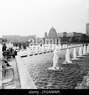 Der Springbrunnen der Wasserkaskaden unterm Fernsehturm mit Blick auf den Palast der Republik und den Berliner Dom, fotografiert von DDR-Show-Fotograf Tassilo Leher, DDR 1975. Stockfoto