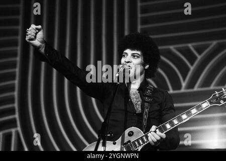 Der britische Sänger, Songwriter und Gitarrist Ray Dorset, seit 1972 bekannt unter dem Namen der Rock- und Bluesband, bei der er Frontmann ist, Mungo Jerry. Hier spielt Mungo Jerry auf der Bühne beim Auftritt in 'ein Kessel Buntes' im Ost-Berliner Friedrichstadt-Palast, DDR 1985. Stockfoto