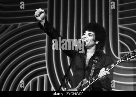 Der britische Sänger, Songwriter und Gitarrist Ray Dorset, seit 1972 bekannt unter dem Namen der Rock- und Bluesband, bei der er Frontmann ist, Mungo Jerry. Hier spielt Mungo Jerry auf der Bühne beim Auftritt in 'ein Kessel Buntes' im Ost-Berliner Friedrichstadt-Palast, DDR 1985. Stockfoto