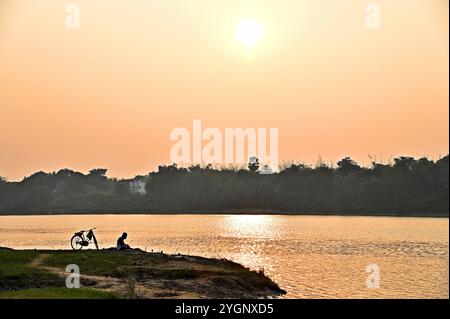 Der wunderschöne Sonnenuntergang am Ufer des Flusses am Abend in Westbengalen, Indien. Stockfoto