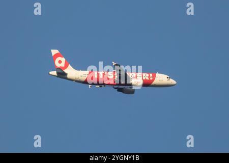 Chiangmai, Thailand - 20. Januar 2024: 9M-AHL Airbus A320-200 von AirAsia. Fahren Sie vom Flughafen Chiangmai nach Kuala lumpur, Malaysia. Stockfoto