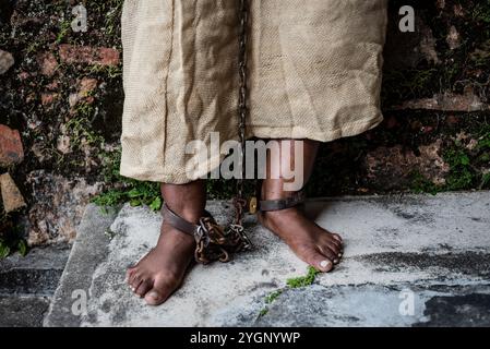 Detail der geketteten Füße einer schwarzen Frau in Pelourinho. Sklaverei in Brasilien. Darstellung der Sklavin Anastacia. Stockfoto