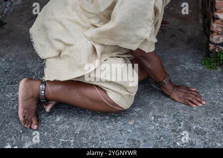 Detail der geketteten Füße einer schwarzen Frau in Pelourinho. Sklaverei in Brasilien. Darstellung der Sklavin Anastacia. Stockfoto