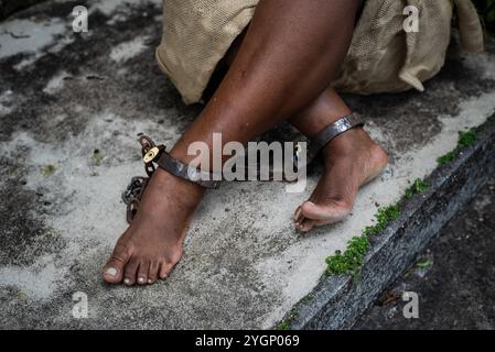 Detail der geketteten Füße einer schwarzen Frau in Pelourinho. Sklaverei in Brasilien. Darstellung der Sklavin Anastacia. Stockfoto