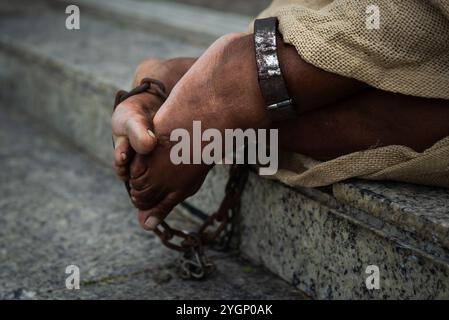 Detail der geketteten Füße einer schwarzen Frau in Pelourinho. Sklaverei in Brasilien. Darstellung der Sklavin Anastacia. Stockfoto