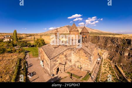 Blick von oben auf das Saghmosavank Kloster 13h Jahrhunderte liegt in der riesigen Schlucht des Kasakh River. Kirche und Mount Ara auf dem Boden in der Sonne Stockfoto