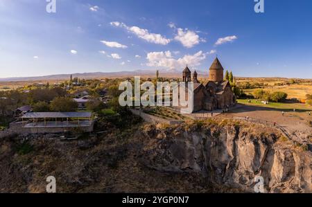 Blick von oben auf das Saghmosavank Kloster 13h Jahrhunderte liegt in der riesigen Schlucht des Kasakh River. Kirche und Mount Ara auf dem Boden in der Sonne Stockfoto