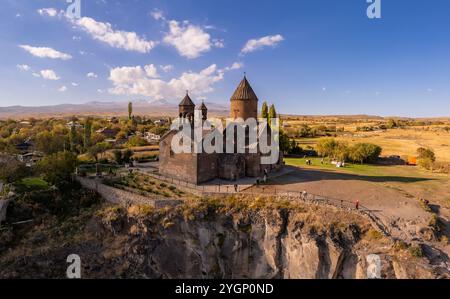 Blick von oben auf das Saghmosavank Kloster 13h Jahrhunderte liegt in der riesigen Schlucht des Kasakh River. Kirche und Mount Ara auf dem Boden in der Sonne Stockfoto