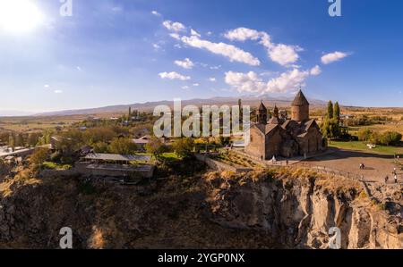 Blick von oben auf das Saghmosavank Kloster 13h Jahrhunderte liegt in der riesigen Schlucht des Kasakh River. Kirche und Mount Ara auf dem Boden in der Sonne Stockfoto