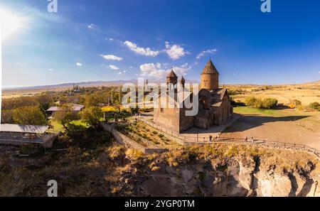 Blick von oben auf das Saghmosavank Kloster 13h Jahrhunderte liegt in der riesigen Schlucht des Kasakh River. Kirche und Mount Ara auf dem Boden in der Sonne Stockfoto