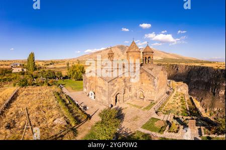 Blick von oben auf das Saghmosavank Kloster 13h Jahrhunderte liegt in der riesigen Schlucht des Kasakh River. Kirche und Mount Ara auf dem Boden in der Sonne Stockfoto