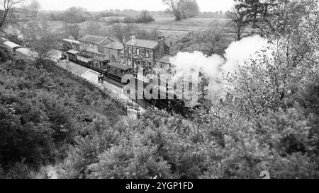 Schwarz-weiß, monochrom, der Standard Tank 80136 fährt an der Goathland Station zur North Yorkshire Moors Railway, NYMR. Stockfoto