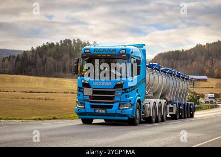 Blue Scania 560R XT Rekka Group mit langem, mehrachsigen Tankauflieger für die Beförderung von Lasten auf der Autobahn an einem Herbsttag. Salo, Finnland. Oktober 2024. Stockfoto