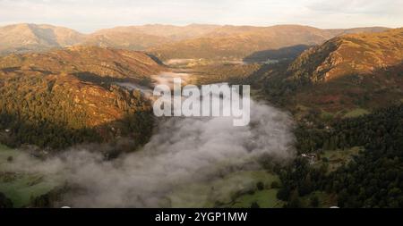 Luftpanorama mit tief liegendem Nebel oder Wolkenumkehr über den Wasserseen Grasmere und Rydal im Lake District National Park auf einem kalten Autu Stockfoto