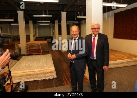 OLAF Scholz und Frank-Walter Steinmeier überbringen die Urkunde, mit der Hamburger Speicherstadt und das Chile-Haus zum Weltkulturerbe erhoben werden. Stockfoto