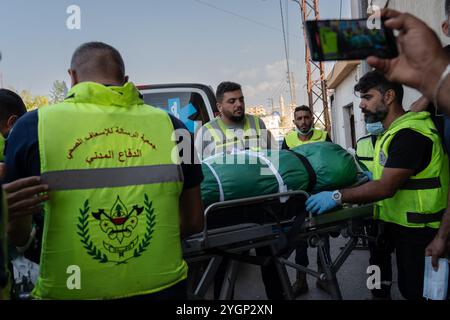 Reifen, Libanon. November 2024. Rettungssanitäter werden am 7. November 2024 in Tyrus, Libanon, gesehen, wie sie die Leichen neben einem Krankenwagen herumrollten. Mindestens 30 Menschen starben, nachdem Israel ein gezieltes Gebäude in Barja angegriffen hatte, einem überwiegend sunnitischen Gebiet, in dem Vertriebene aus dem Süden untergebracht sind. Spekulationen über zunehmende sektiererische Spannungen, während israelische Streitkräfte gezielt gegen nicht traditionelle Hisbollah-Gebiete streiken. Quelle: SOPA Images Limited/Alamy Live News Stockfoto