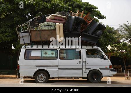 In Dassa-Zoumé, Benin, steht ein Umzugswagen am Straßenrand. (Foto: Apolline Guillerot-Malick/SOPA Images/SIPA USA) Credit: SIPA USA/Alamy Live News Stockfoto