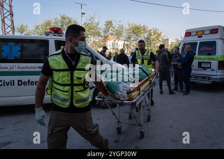 Reifen, Libanon. November 2024. Mindestens 30 Menschen starben, nachdem Israel ein gezieltes Gebäude in Barja angegriffen hatte, einem überwiegend sunnitischen Gebiet, in dem Vertriebene aus dem Süden untergebracht sind. Spekulationen über zunehmende sektiererische Spannungen, während israelische Streitkräfte gezielt gegen nicht traditionelle Hisbollah-Gebiete streiken. Quelle: SOPA Images Limited/Alamy Live News Stockfoto