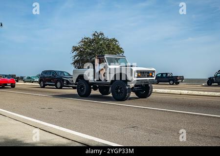 Gulfport, MS - 04. Oktober 2023: Weitwinkelansicht eines Ford Bronco Off Road Geländewagens aus dem Jahr 1968 auf einer lokalen Autoshow. Stockfoto
