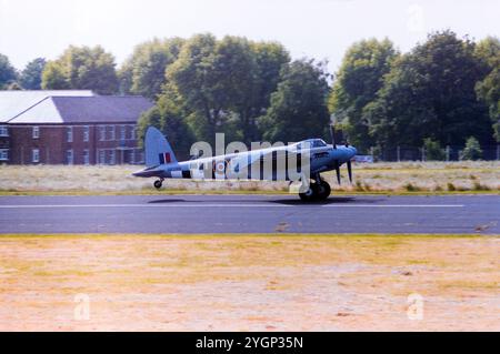 De Havilland D.H. 98 Mosquito T3 RR299 Jagdflugzeug aus dem Zweiten Weltkrieg auf der Biggin Hill International Air Fair im Jahr 1992. Zu dieser Zeit war die RR299 die letzte flugfähige Moskito und gehörte British Aerospace, stürzte aber bei einer Ausstellung am 27. Juli 1996 in Barton, Manchester, tödlich ab. Starten Stockfoto