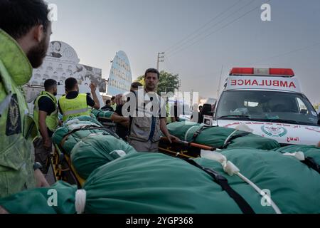 Reifen, Libanon. November 2024. Rettungssanitäter werden am 7. November 2024 in Tyrus, Libanon, gesehen, wie sie die Leichen neben einem Krankenwagen herumrollten. Mindestens 30 Menschen starben, nachdem Israel ein gezieltes Gebäude in Barja angegriffen hatte, einem überwiegend sunnitischen Gebiet, in dem Vertriebene aus dem Süden untergebracht sind. Spekulationen über zunehmende sektiererische Spannungen, während israelische Streitkräfte gezielt gegen nicht traditionelle Hisbollah-Gebiete streiken. (Foto: Ashley Chan/SOPA Images/SIPA USA) Credit: SIPA USA/Alamy Live News Stockfoto