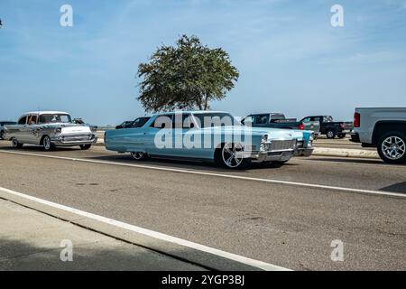 Gulfport, MS - 04. Oktober 2023: Weitwinkelansicht einer Cadillac Sedan DeVille aus dem Jahr 1968 auf einer lokalen Autoshow. Stockfoto