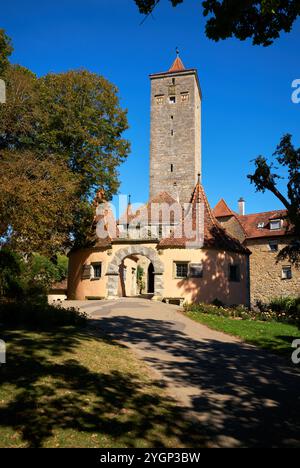 Burgtor Burgtor Rothenburg ob der Tauber Deutschland. Vor dem Burgtor der mittelalterlichen ummauerten Stadt Rothenburg ob der Tauber, Deutschland Stockfoto