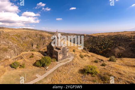 Luftaufnahme der berühmten Vahramashen-Kirche aus dem 11. Jahrhundert in der Nähe der zerstörten Amberd-Festung am sonnigen Sommertag. Klippe mit Arkashian R Stockfoto