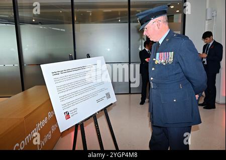 LONDON, GROSSBRITANNIEN. November 2024. Der jährliche City Hall Remembrance Day Service 2024 ist eine gemeinsame Veranstaltung mit dem Bürgermeister von London, Sadiq Khan und London Assembly und City Hall Branch der Royal British Legion. Der Dienst umfasst die Teilnahme von Vertretern muslimischer, Sikh, Hindus und jüdischer Glaubensrichtungen. Anlässlich des 80. Jahrestages des D Day wird eine Ausstellung von Blind Veterans UK im Londoner Wohnzimmer im City Hall in London, Großbritannien, stattfinden. (Foto von 李世惠/siehe Li/Picture Capital) Credit: Siehe Li/Picture Capital/Alamy Live News Stockfoto