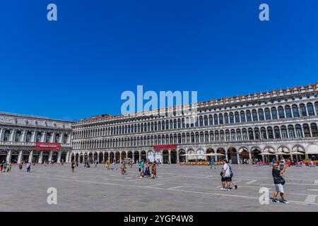 Venedig, Italien - 26. Juli 2024: Tourist auf dem Markusplatz. Venedig ist ein sehr beliebtes Touristenziel. Venedig, Italien Stockfoto