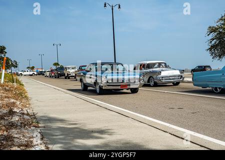 Gulfport, MS - 04. Oktober 2023: Weitwinkelansicht eines Pontiac GTO Hardtop Coupés aus dem Jahr 1967 auf einer lokalen Autoshow. Stockfoto