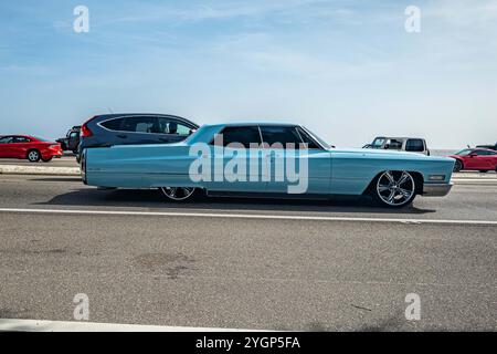 Gulfport, MS - 04. Oktober 2023: Weitwinkel-Seitenansicht einer Cadillac Sedan DeVille aus dem Jahr 1968 auf einer lokalen Autoshow. Stockfoto