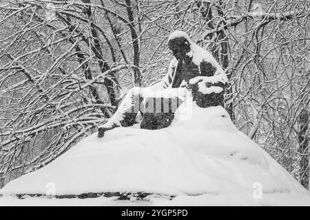 Denkmal für Taras Schewtschenko in der Stadt Romny, Region Sumy, Ukraine. Taras Schewtschenko ist ein ukrainischer Dichter, Schriftsteller, Künstler, öffentliches und politisches fi Stockfoto