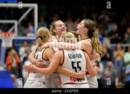 Schlussjubelung GER; von links nach rechts Marie BERTHOLDT (GER), Marie GUELICH (Gulich) (GER), Jessika SCHIFFER (GER) Luisa GEISELSOEDER (Geiselsoder) (GER), Qualifikation für die Basketball-Europameisterschaft der Frauen, Deutschland (GER) - Griechenland (GRE) 79:76, am 07.11.2024 in Hagen/Deutschland Stockfoto