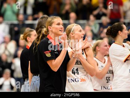 Abschlussjubel GER; Leonie FIEBICH (GER) auf dem Ehrenschoß, R. Marie BERTHOLDT (GER) Qualifikation der Frauen-Basketball-Europameisterschaft, Deutschland (GER) - Griechenland (GRE) 79:76, am 07.11.2024 in Hagen/Deutschland Stockfoto