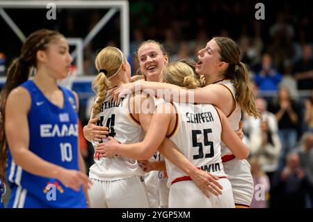 Schlussjubelung GER; von links nach rechts Marie BERTHOLDT (GER), Marie GUELICH (Gulich) (GER), Jessika SCHIFFER (GER) Luisa GEISELSOEDER (Geiselsoder) (GER), Qualifikation für die Basketball-Europameisterschaft der Frauen, Deutschland (GER) - Griechenland (GRE) 79:76, am 07.11.2024 in Hagen/Deutschland Stockfoto