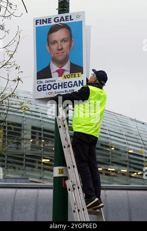 Wahlplakate werden auf der Shelbourne Road in Dublin vor den Parlamentswahlen am 29. November aufgestellt. Bilddatum: Freitag, 8. November 2024. Stockfoto