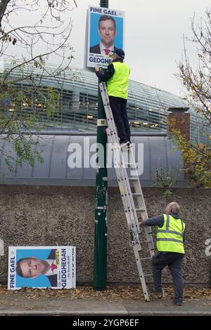 Wahlplakate werden auf der Shelbourne Road in Dublin vor den Parlamentswahlen am 29. November aufgestellt. Bilddatum: Freitag, 8. November 2024. Stockfoto