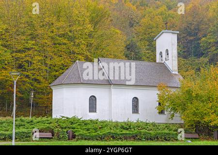 Smiljan, Kroatien - 24. Oktober 2024: Serbisch-orthodoxe Kirche der Heiligen Peter und Paul im Nikola Tesla Museumskomplex Herbsttag. Stockfoto