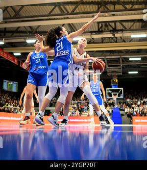 Von links nach rechts Mariella Fasoula (GRE), Eleanna Christinaki (GRE), Marie BERTHOLDT (GER) Action, Duelle, Qualifikation für die Basketball-Europameisterschaft der Frauen, Deutschland (GER) - Griechenland (GRE) 79:76, am 07.11.2024 in Hagen/Deutschland Stockfoto