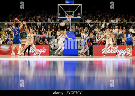 Hagen, Deutschland. November 2024. Feature, Action, Spielszene, von links nach rechts Artemis Spanou (GRE), Marie BERTHOLDT (GER), Marie GUELICH (Gulich) (GER), Frieda BUEHNER (Buhner) (GER), Ischelandhalle Basketball-Europameisterschaft der Frauen, Deutschland (GER) - Griechenland (GRE) 79:76, am 7. November 2024 in Hagen/Deutschland Credit: dpa/Alamy Live News Stockfoto